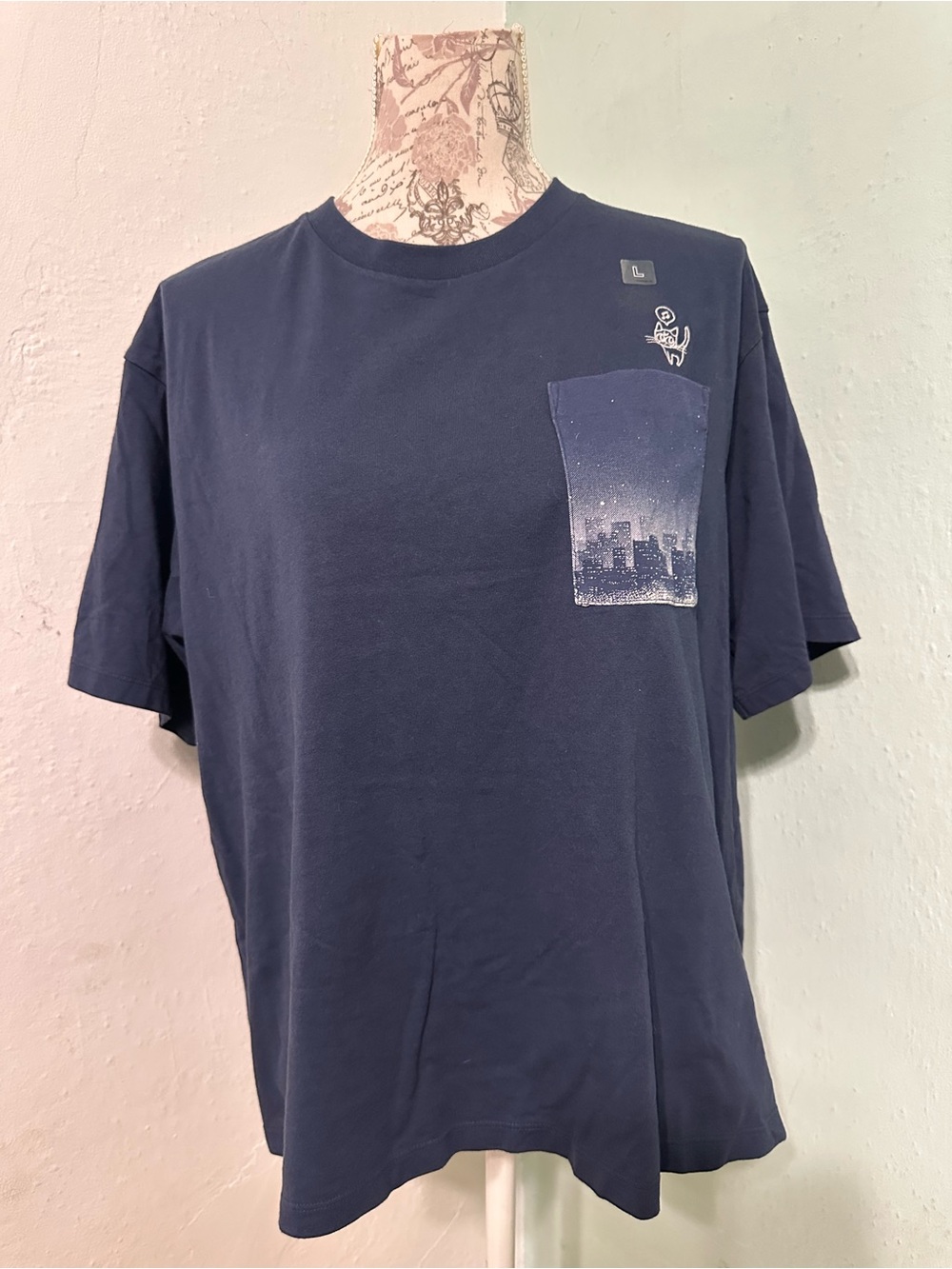 Uniqlo Sailor Moon Navy Graphic Pocket Tee with Cityscape Detail size large NWT